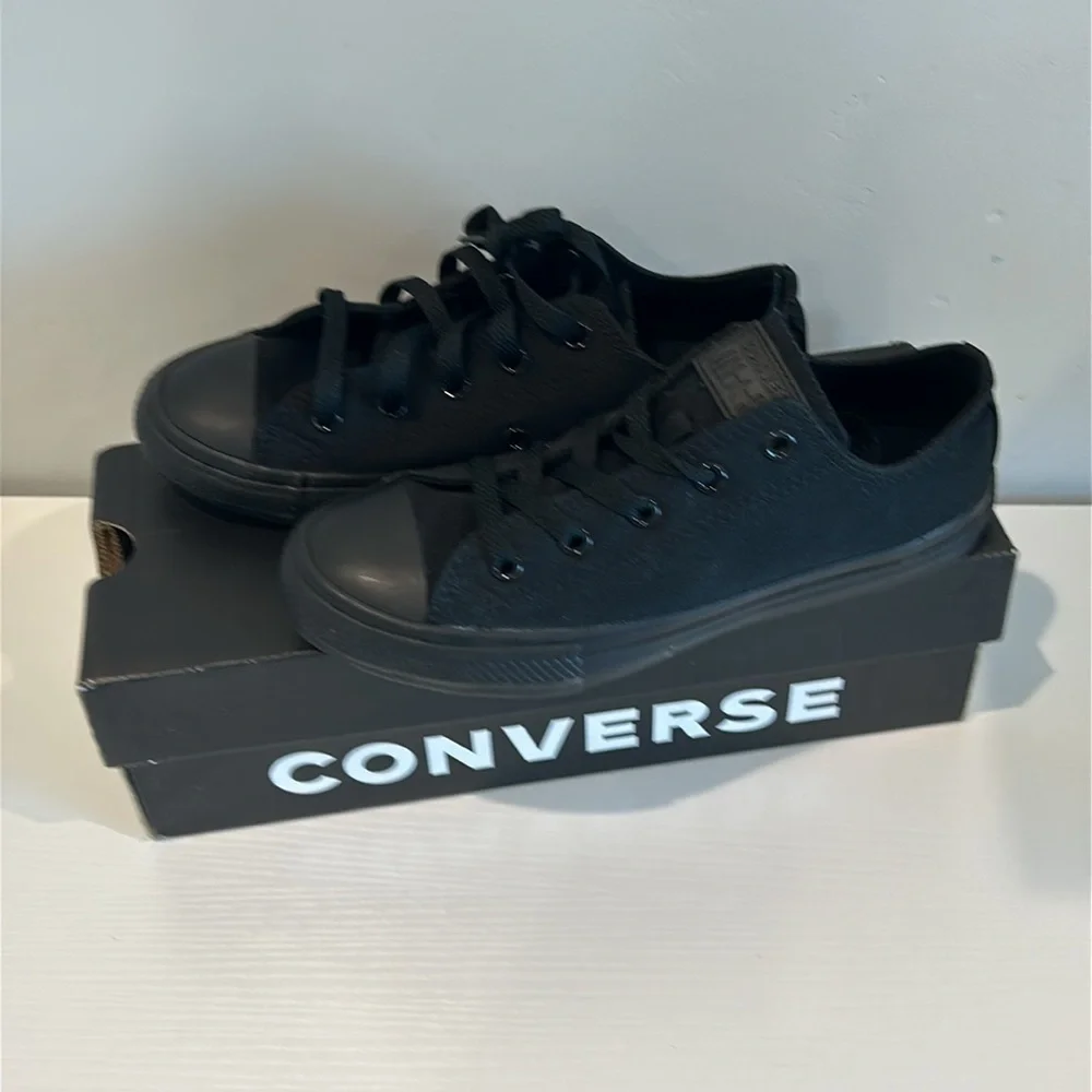 Converse Chuck Taylor low top sneakers monochrome black size 2Y youth NEW